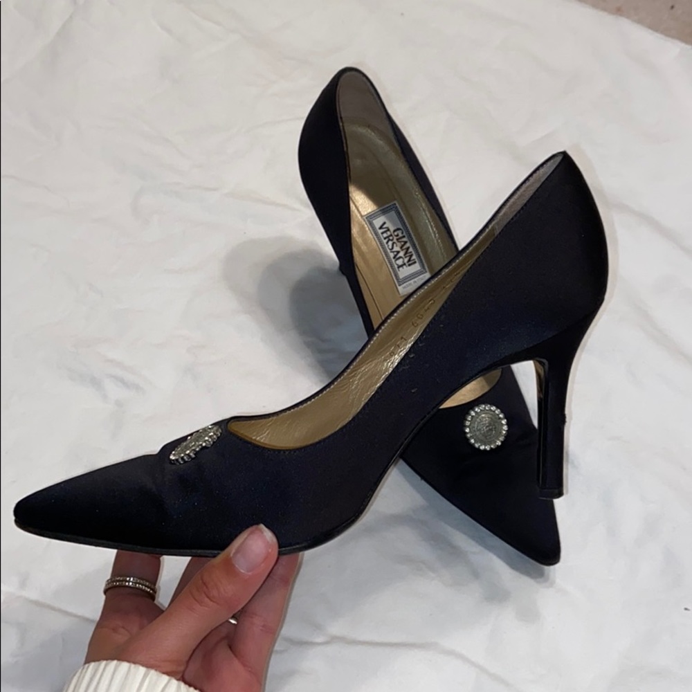 Vintage Gianni Versace black satin pumps - Picture 4 of 4